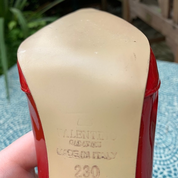 Valentino Scalloped Pump - Picture 4 of 4